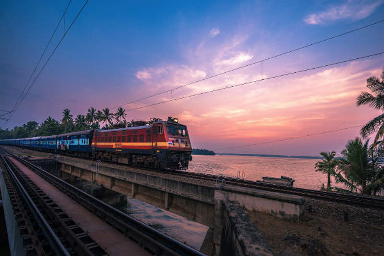 हर रंग को अपने साथ लेकर चलती है भारतीय रेल