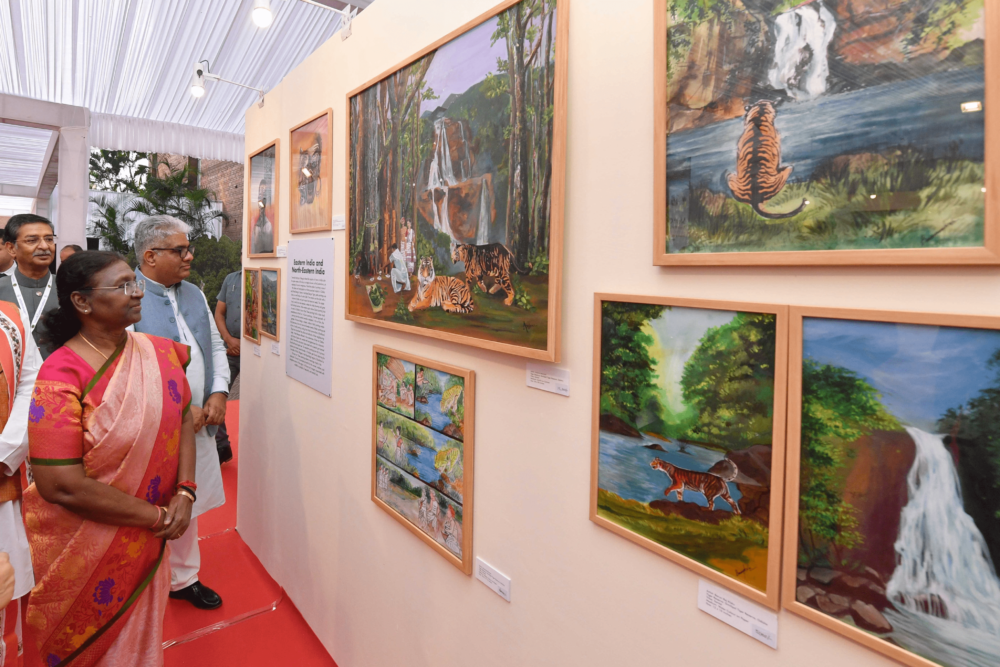 राष्ट्रपति ने प्रोजेक्ट टाइगर के 50 वर्ष पूरे होने पर कला प्रदर्शनी का उदघाटन किया
