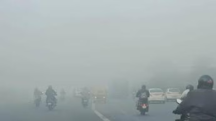 घने कोहरे और गिरते तापमान से कांपी दिल्ली, कई रूट पर यात्री सेवाएं बाधित