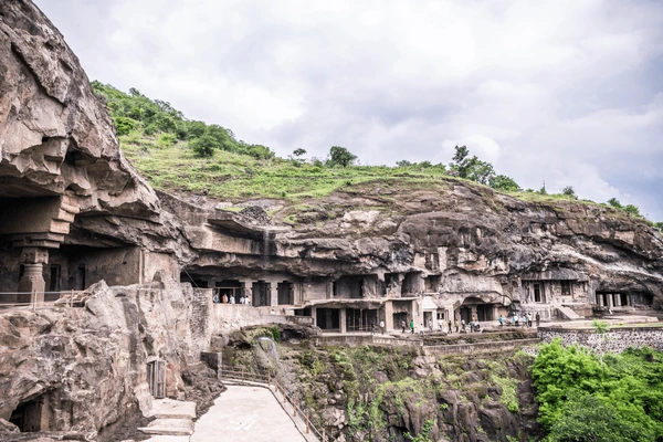 हजारों साल पहले की अजंता गुफा के चित्र आज भी कैसे चमक रहे हैं