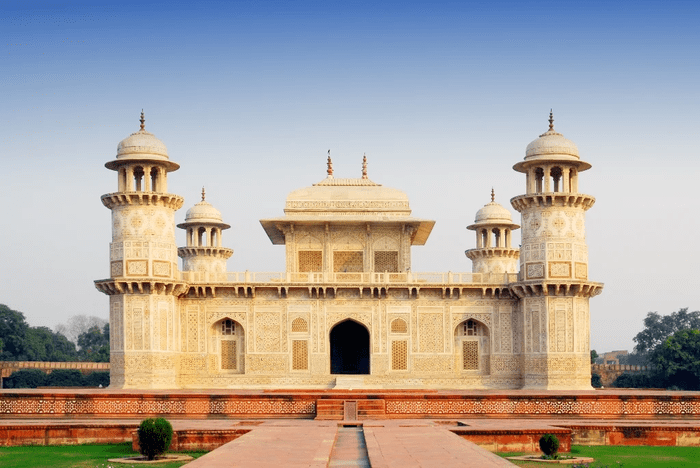 बेदाग सफेद संगमरमर से बना यह भारत का पहला मकबरा है.