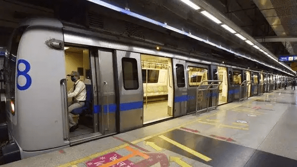 दिल्ली मेट्रो के दरवाजे को बंद होने से रोकना, अब आपको पड़ सकता है महंगा