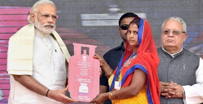 महिला दिवस पर PM मोदी की बड़ी घोषणा, 100 रुपए सस्ता हुआ एलपीजी