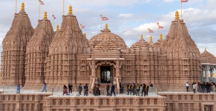 आम लोगों के लिए खुले UAE  में बने हिंदू मंदिर के द्वार , जाने से पहले जान लें कुछ ज़रूरी नियम