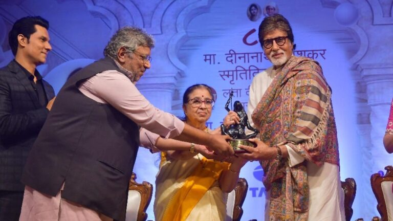 लता दीनानाथ मंगेशकर पुरस्कार से नवाजे गए अमिताभ बच्चन,समारोह में नहीं दिखी आशा भोसले।